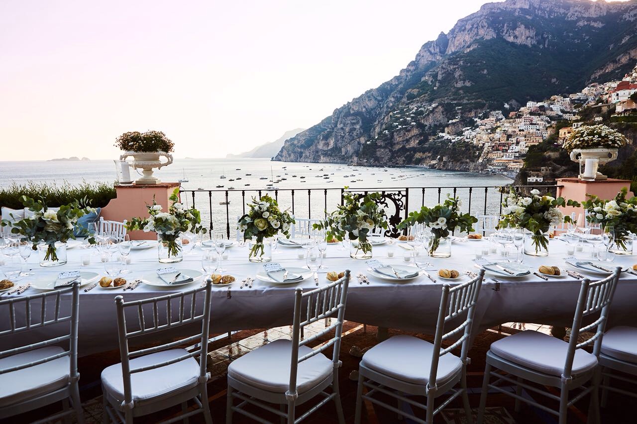 https://www.weddingamalfi.com/wp-content/uploads/Laura-and-Jarrod-wedding-table-on-the-sea-of-the-Amalfi-Coast.jpg